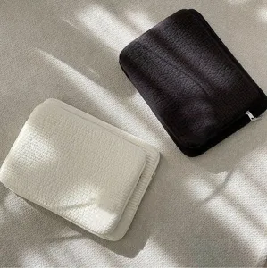 Minimalistische weiße und schwarze Laptoptasche Tablet Innentasche mit weicher Struktur.