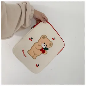 Niedliche bestickte Bär Laptoptasche 13 Zoll ästhetische Tablet Aufbewahrung Detailansicht.
