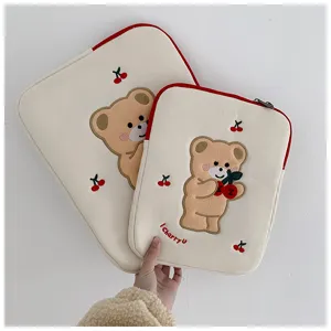 Detailansicht der niedlichen Kirsch Bär Laptoptasche mit Stickerei, weiche Tablettasche.