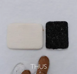 Minimalistische weiße und schwarze Laptoptasche Tablet Inklusiveinsatz im Schnee