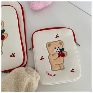 Detailansicht der süßen Kirsch-Bär bestickten Laptoptasche für 11 und 13 Zoll Tablets.