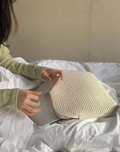 Gemütliche Laptop-Schutzhülle aus Cord in Beige für den stilvollen und sicheren Alltag.