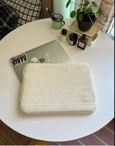 Weisse gesteppte Laptoptasche Detailansicht, weiche gepolsterte Tablet Tasche im minimalistischen Stil.