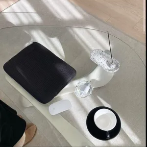 Schwarze Laptoptasche Detailansicht im koreanischen Stil, strukturierte Tablet Hülle chic.
