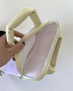 Niedliche Pastell Laptoptasche mit voluminösen Griffen, tragbare Tablet Aufbewahrung.