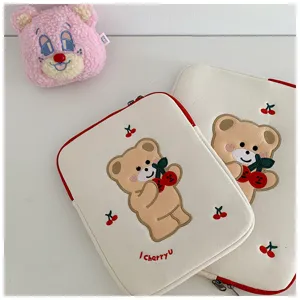 Süße bestickte Bär Laptop Hülle 11 13 Zoll ästhetische niedliche Laptoptasche mit Kirschmotiv.