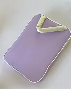 Detailansicht der lila Laptoptasche mit gelben Griffen, ideal für Tablets im Alltag.
