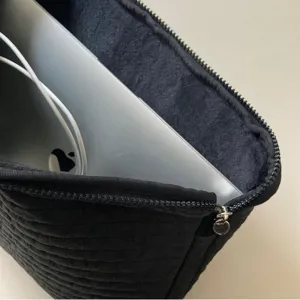 Minimalistische schwarze Laptop-Tasche mit weichem Plüschfutter und glattem Reißverschluss.