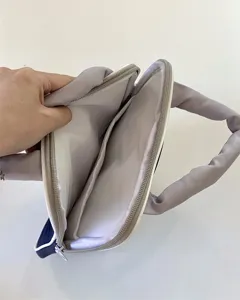 Innendetail der gepolsterten Laptoptasche mit praktischen Fächern zur Aufbewahrung.