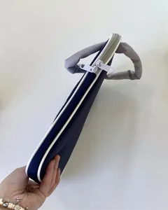 Detailansicht des Griffes und Reißverschlusses der schicken Laptoptasche für den Alltag.