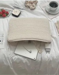 Koranischer Stil gesteppte weiße Laptoptasche, weiche Schutzhülle für Tablets ideal.