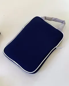 Dunkelblaue Schutzhülle für Tablets mit weißem Rand und Griff für den täglichen Gebrauch.