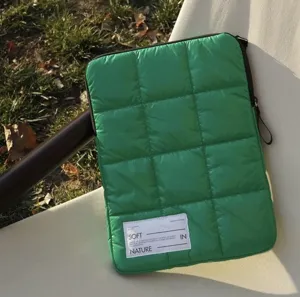 Custodia protettiva trapuntata verde per laptop 13 15 pollici borsa per computer vista dettagli.
