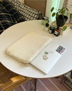 Weisse gesteppte Laptoptasche gepolsterte Tablet Schutzhuelle minimalistische Beutel
