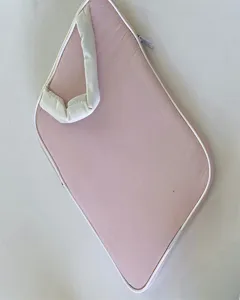 Detailansicht der rosa asymmetrischen Laptoptasche mit weißem Rand und weichem Griffriemen.