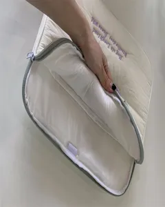 Detailansicht der gepolsterten Laptoptasche mit weichem Innenfutter und glattem Reißverschluss.