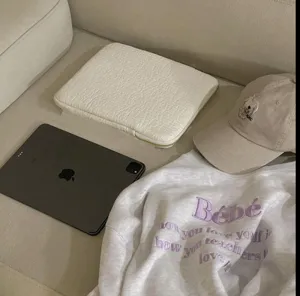 Weißes geknittertes Laptop-Schutzetui und Tablet-Innentasche für den täglichen Gebrauch.