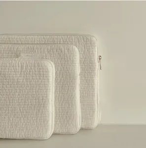 Gesteppte Laptoptasche weiss minimalistisch Tablet Huelle weich gepolstert Schutztsache Etui