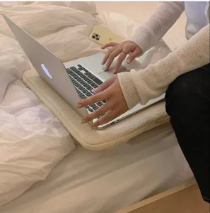 Gemütliche weiße gesteppte Laptoptasche und bequemes Schreibtischkissen für Bett und Alltag.