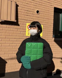 Primo piano dettagliato di una custodia per laptop verde brillante, morbida trapuntata.