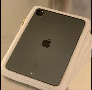 Weisse gesteppte Tablet-Schutzhülle Detail, minimalistische Innentasche für Laptop und iPad.