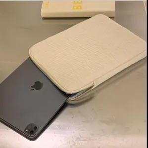 Weisse gesteppte laptoptasche fuer ipad und tablet minimalistische schutzhuelle