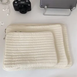 Weisse gesteppte Laptoptasche im Set, stylische iPad Innentasche mit vertikalem Streifendesign.