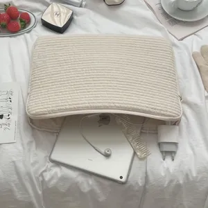 Koreanischer Stil gesteppte Laptop-Hülle und Tablet-Innentasche in elegantem Weiß, weich.