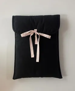Schwarze gesteppte Laptoptasche mit rosa Schleife, tragbare Tablet-Hülle für den täglichen Gebrauch.