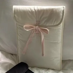 Gemütliche gesteppte Laptoptasche mit rosa Schleife, weiche ästhetische Tablet-Tasche.