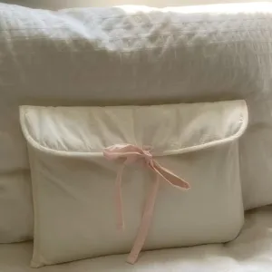Gesteppte Laptoptasche in Beige mit rosa Schleife, weiche Tasche für Tablet und iPad.