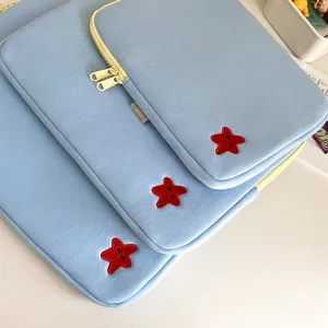 Hübsche blaue Tablet-Hülle Laptoptasche mit gelbem Reißverschluss und roten Sternen.