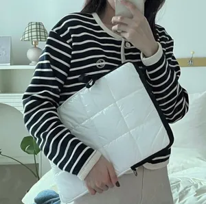 Dettaglio custodia per laptop trapuntata bianca, borsa antiurto imbottita per 13 15 pollici.