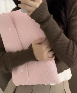 Rosa gepolsterte Laptoptasche mit niedlichem gepraegtem Herzmuster, weiches Tablet-Etui.