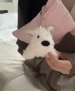Rosa herzgepolsterte Tablettasche Detail mit einem niedlichen weissen Plueschhund Schluesselanh.