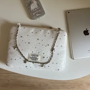 White star pattern laptop sleeve with chain strap, stylish tablet storage bag for daily use.