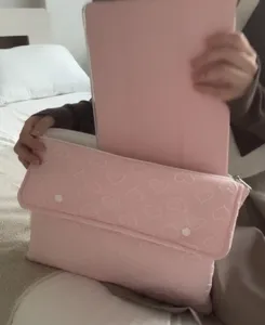 Rosa Herz gesteppte Tablet-Tasche Detail, weiche Laptoptasche mit Innenraum Kapazität.