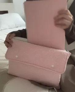 Rosa Tablet-Schutzhülle mit Herstellungsdetail und weicher Struktur für 11/13 Zoll Geräte.