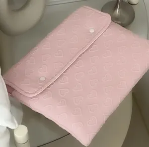 Detail der weichen Tablet-Schutzhülle mit geprägtem Herz-Muster, ideal für 11 oder 13 Zoll Geräte.