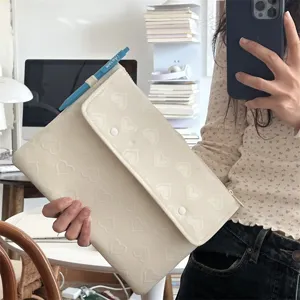 Weiche rosa Tablet-Hülle mit süßem Herzmuster, Schutzhülle für 11/13 Zoll Laptop.