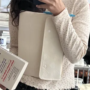 Aesthetische gepolsterte Laptoptasche Tablet Hueller mit suessen Herzen Reissverschluss
