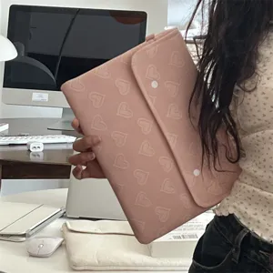Rosa herzgequillte Tablettasche und Laptoptasche aus weichem Material für 11 und 13 Zoll Geräte.