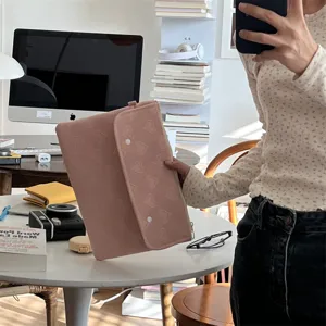Rosa Tablet-Schutzhülle mit verspieltem Herzmuster im Detail, weiches Material für den Alltag.