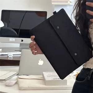 Schwarze Tablet-Schutzhülle mit Klappe und Knopfverschluss für 11 und 13 Zoll Laptops.