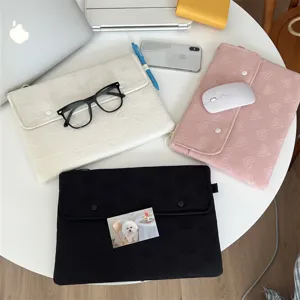 Weiche Tablet-Schutzhülle aus Leder mit süßem Herz-Prägemuster für 11/13 Zoll Laptops ideal.