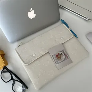 Weisse Herz gepraegte Laptoptasche, 11 13 Zoll Tablet Schutzhuell fuer Notebook und Zubehoer.