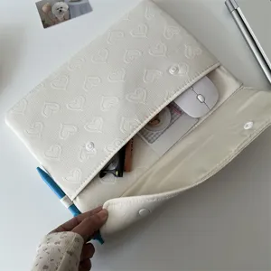 Detailansicht der weissen gepraegten Herz Tablet Huehle mit praktischen Innenfaechern.