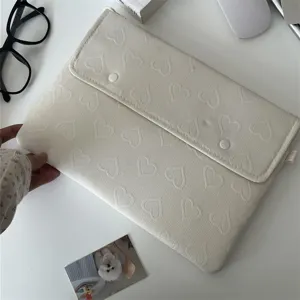 Gesteppte Herz Tablet Huelle, weiche Laptop Schutzhuelle fuer 11 und 13 Zoll Geraete, minimalistisch.