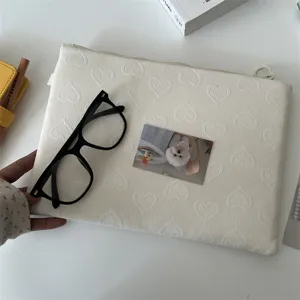 Weisse gesteppte Tablet Schutzhuelle iPad Tasche niedliches Herz gepraegt weich 11 13 Zoll