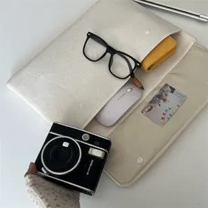 Detailansicht der gesteppten Tablet-Schutzhülle mit weichem Innenfutter und Fächern.